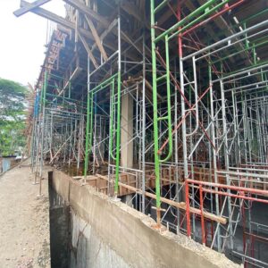 Pemasangan scaffolding proyek konstruksi bangunan bertingkat di wilayah Gresik