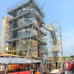 Tubular scaffolding digunakan dalam pembangunan struktur bertingkat untuk akses vertikal pekerja