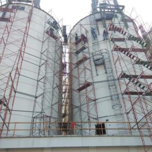 Tubular scaffolding mengelilingi tangki silo untuk akses pemeliharaan dan perbaikan