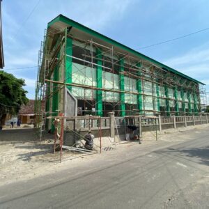 Pemasangan tubular scaffolding pada gedung bertingkat untuk pekerjaan fasad dan finishing