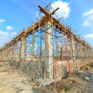 Pemasangan main frame scaffolding pada proyek struktur beton bertulang di area terbuka