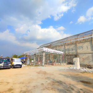 Instalasi scaffolding pada pembangunan struktur gudang atau area industri terbuka
