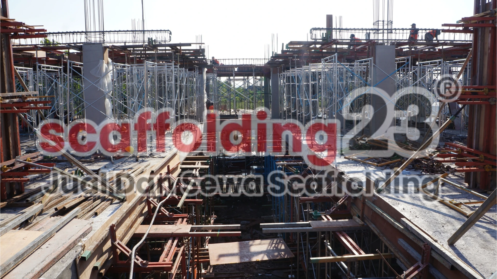 Berapa harga sewa scaffolding 1 set per bulan? Simak rincian komponen, faktor harga, dan cara menghitung kebutuhan sebelum menyewa.