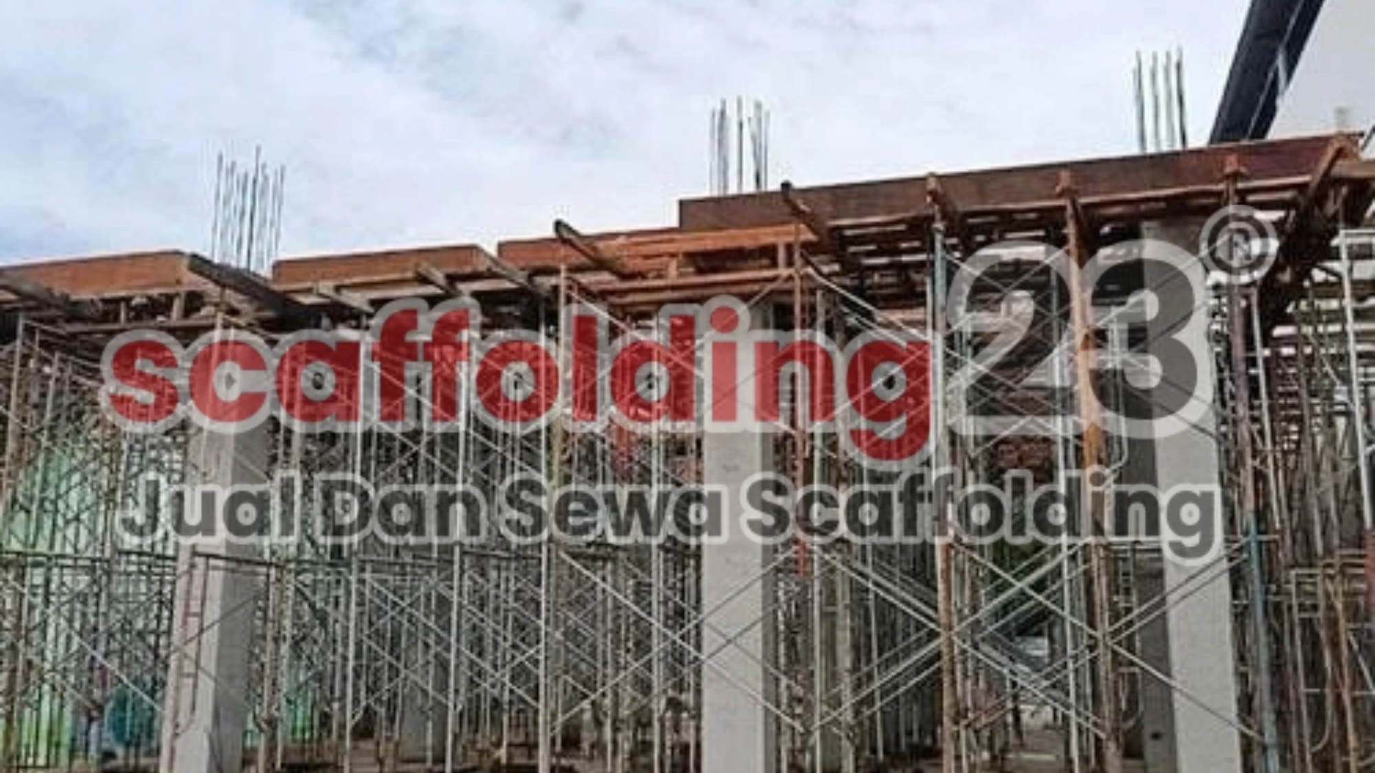 Berapa harga sewa scaffolding per hari dan apakah lebih hemat dibanding sewa bulanan? Simak rincian dan cara menghitungnya di sini.